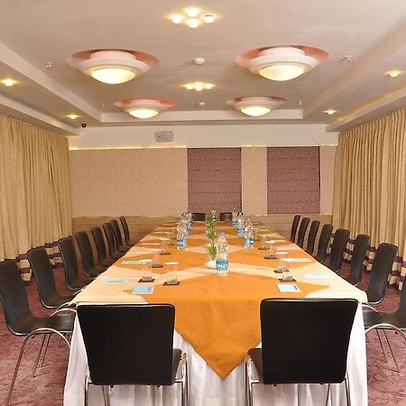 Hotel Niharika Kolkata Bagian luar foto