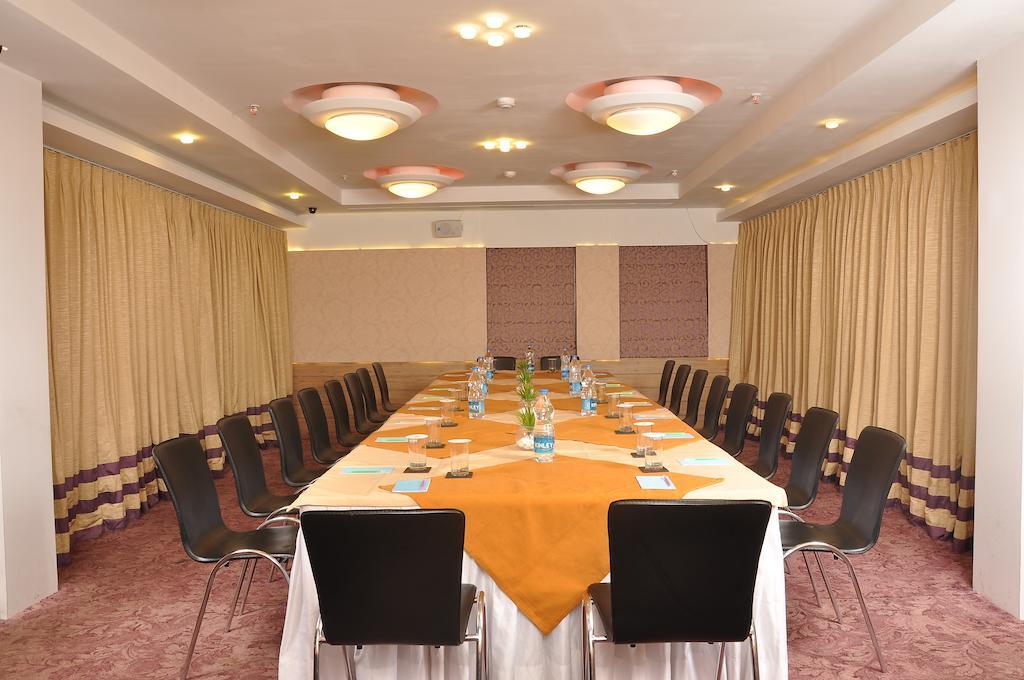 Hotel Niharika Kolkata Bagian luar foto