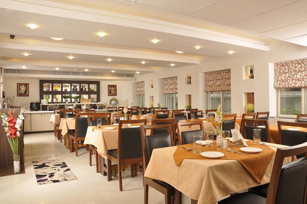 Hotel Niharika Kolkata Bagian luar foto