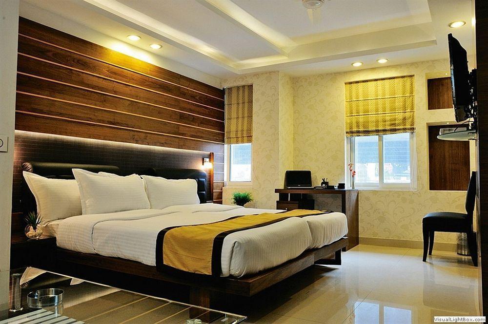 Hotel Niharika Kolkata Bagian luar foto