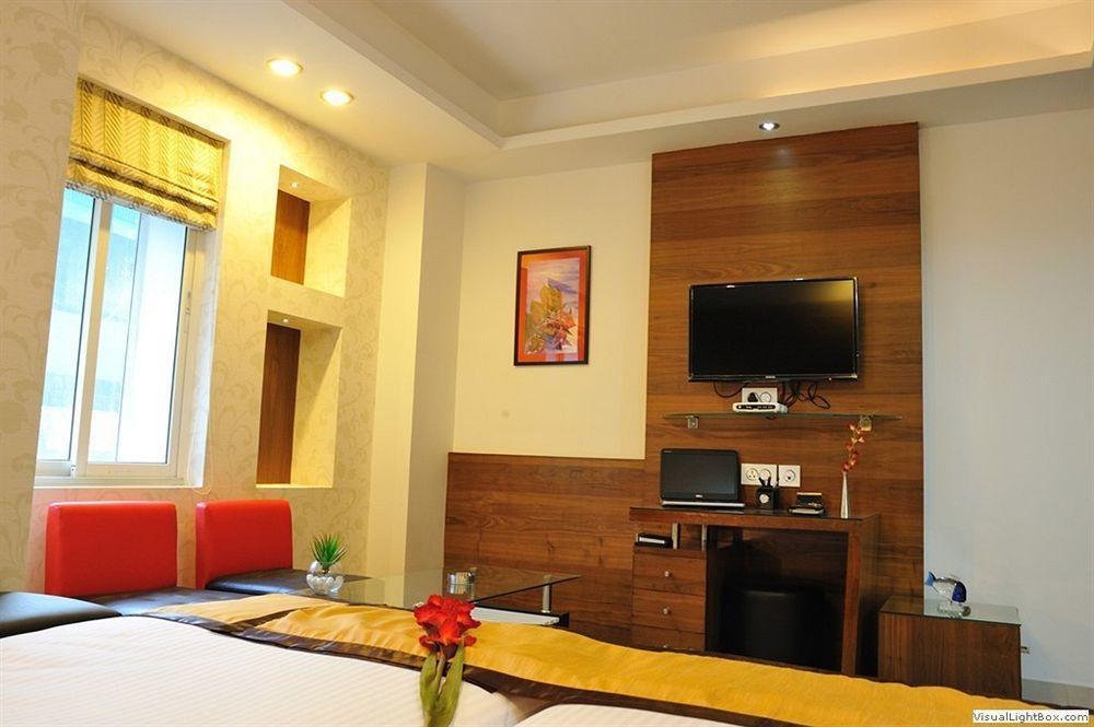Hotel Niharika Kolkata Bagian luar foto