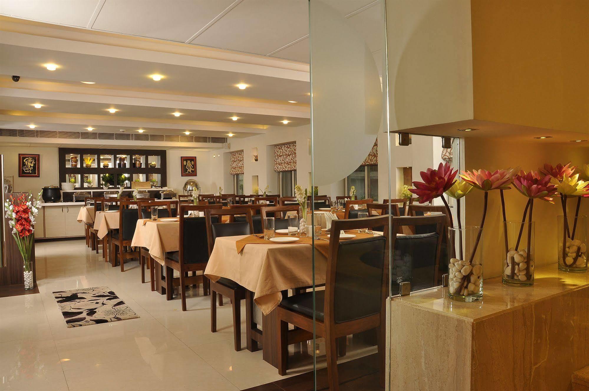 Hotel Niharika Kolkata Bagian luar foto