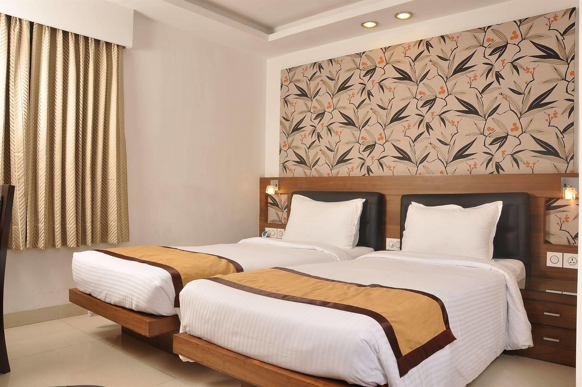 Hotel Niharika Kolkata Bagian luar foto