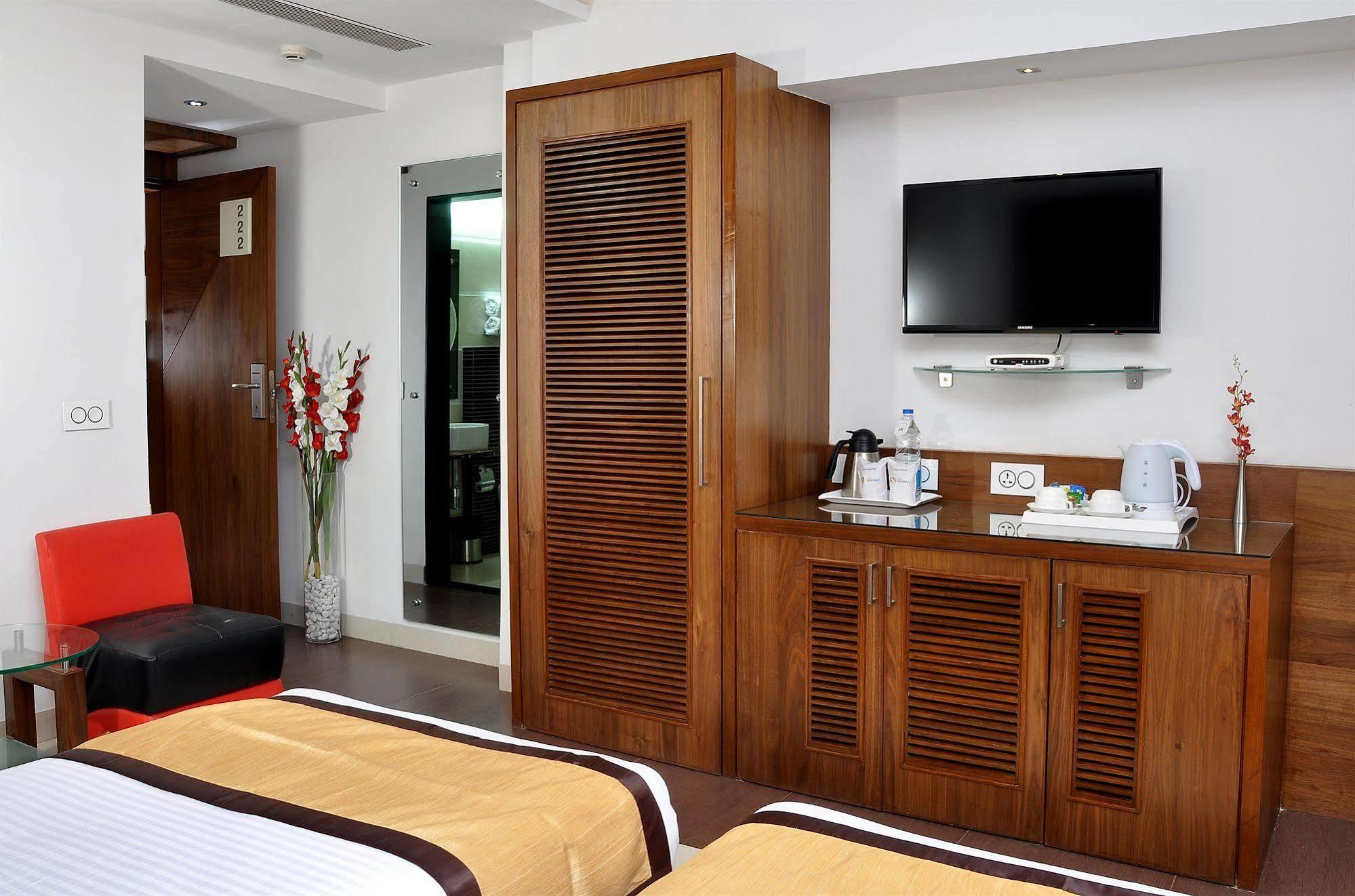Hotel Niharika Kolkata Bagian luar foto