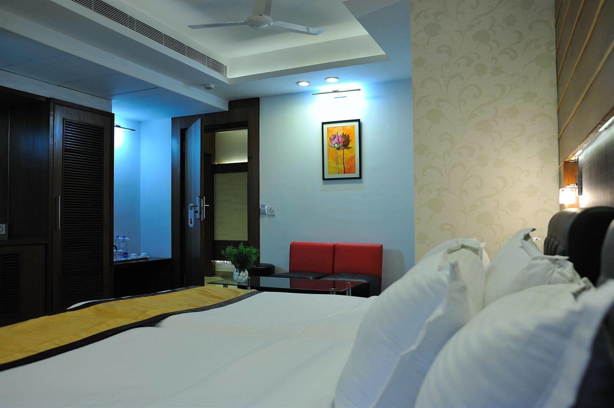 Hotel Niharika Kolkata Bagian luar foto