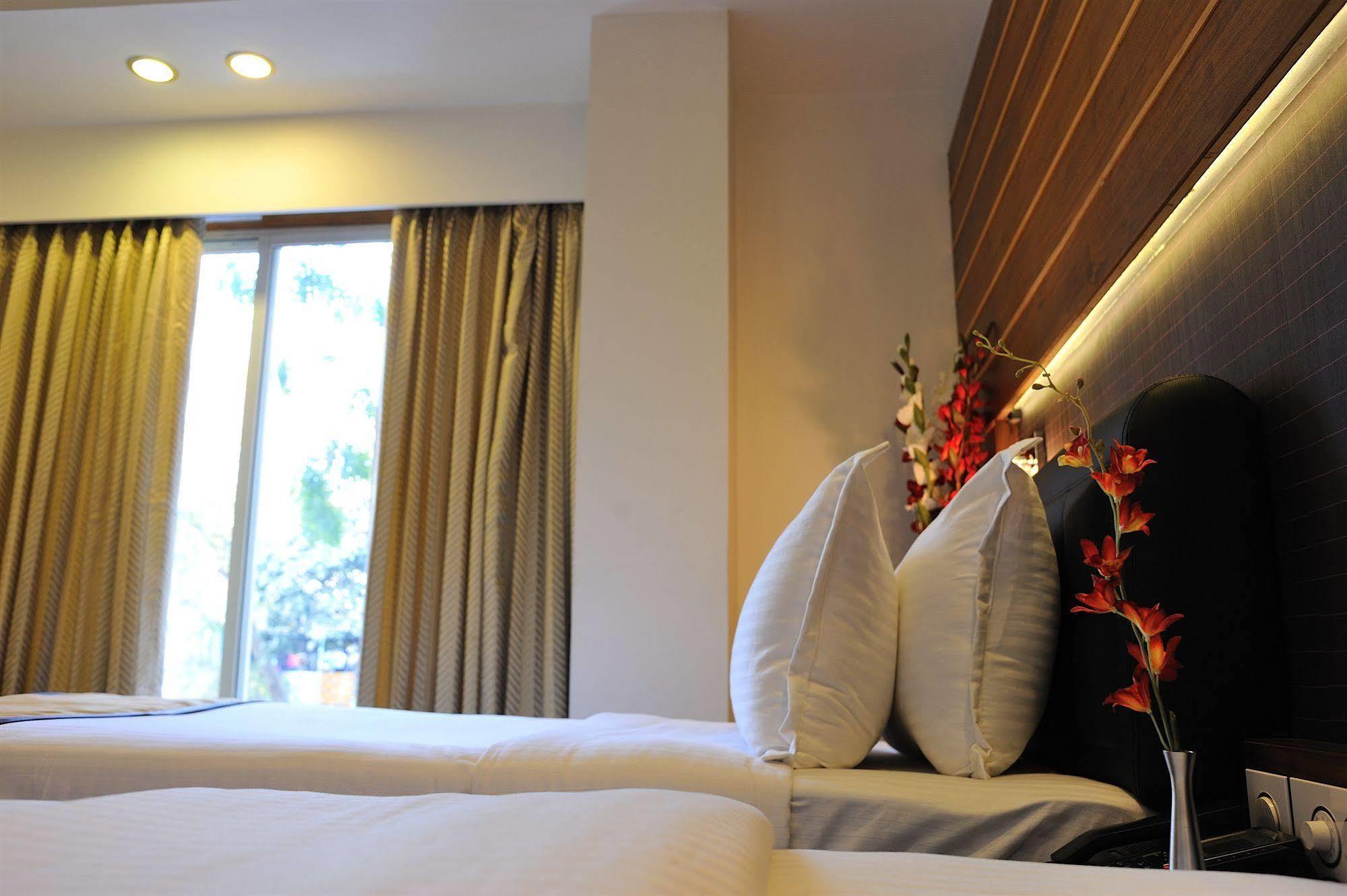 Hotel Niharika Kolkata Bagian luar foto