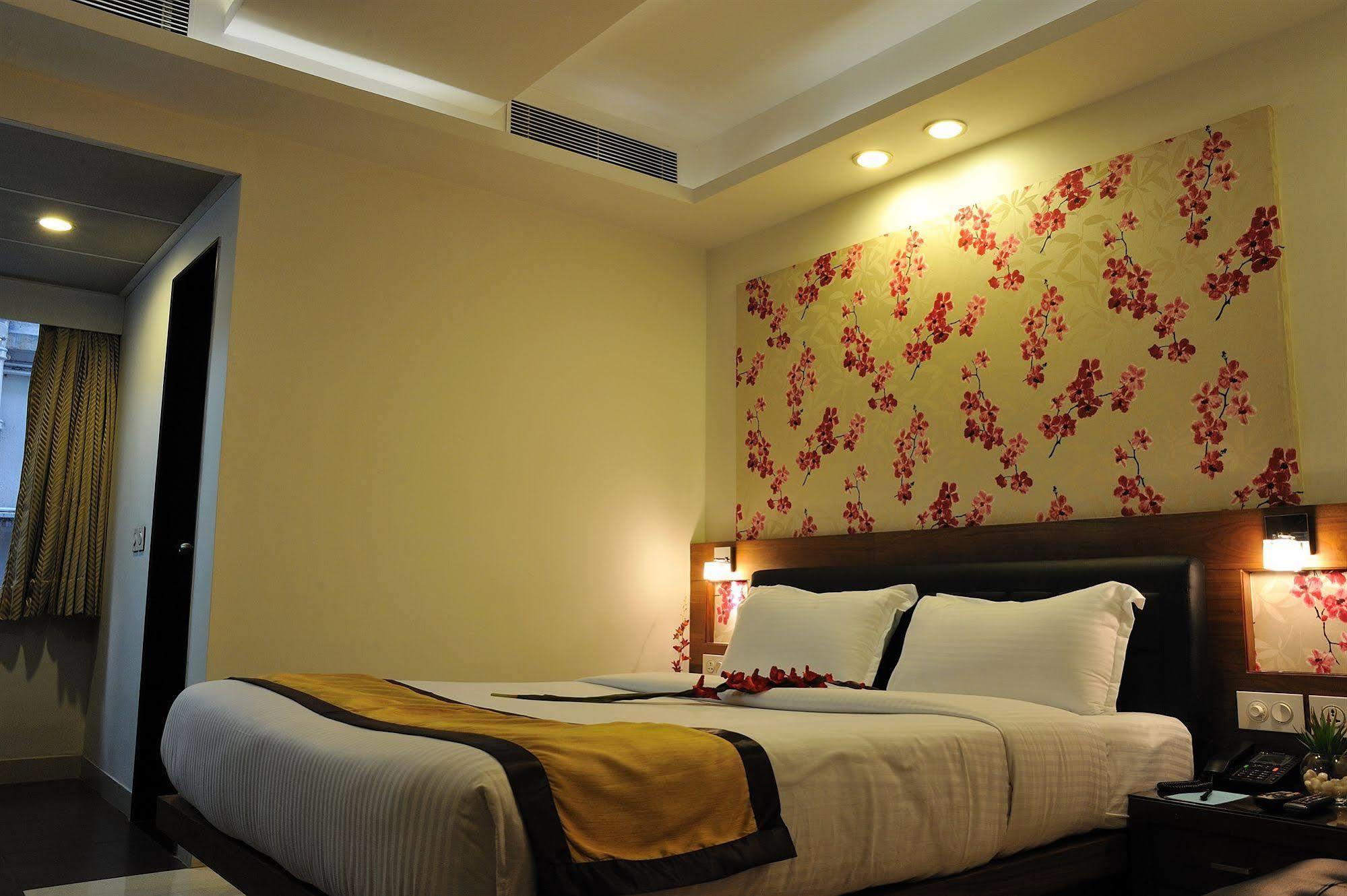 Hotel Niharika Kolkata Bagian luar foto