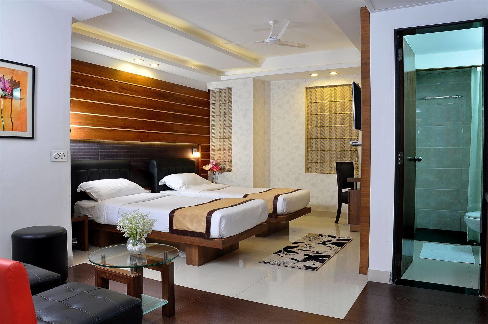 Hotel Niharika Kolkata Bagian luar foto