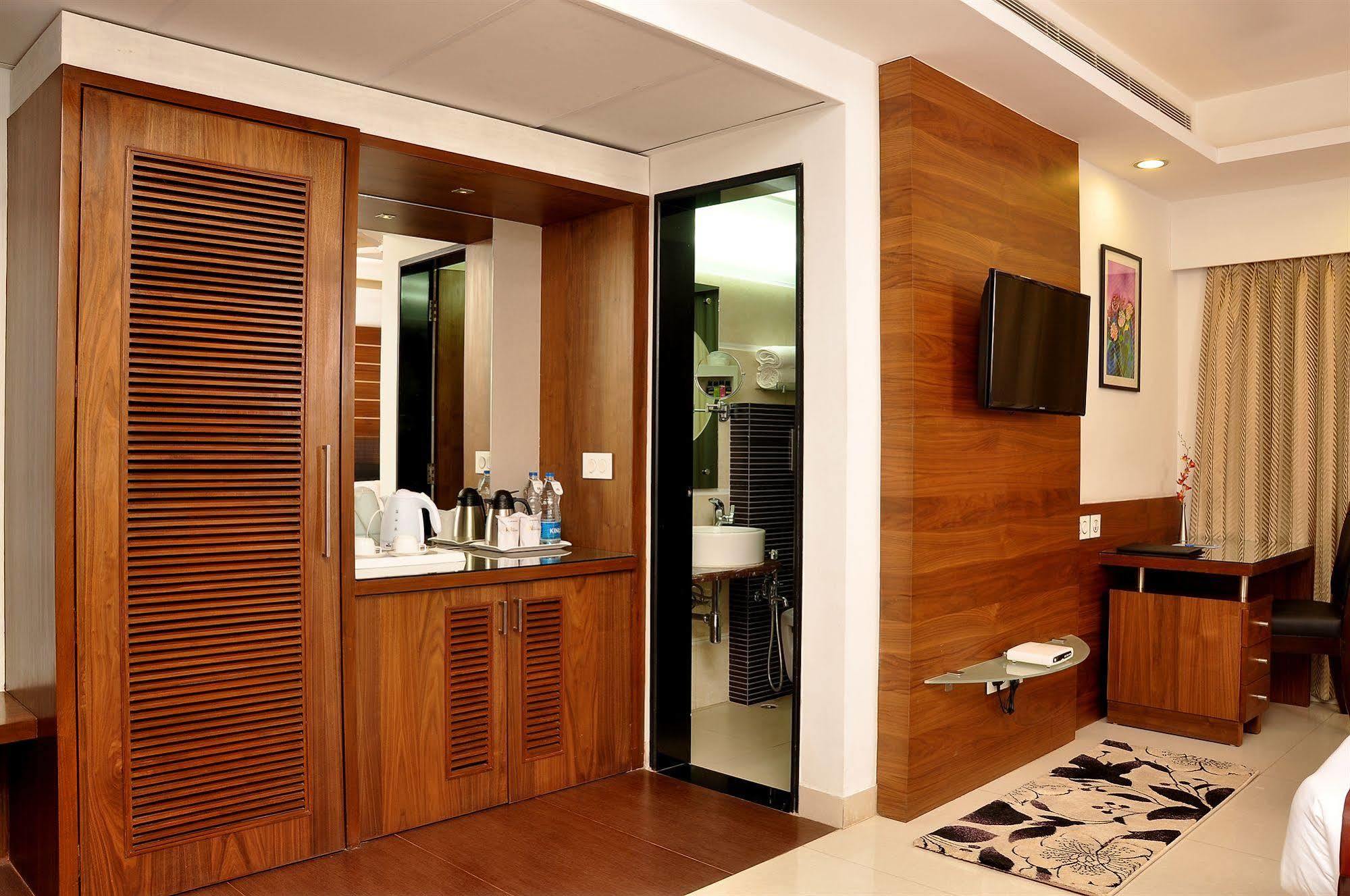 Hotel Niharika Kolkata Bagian luar foto