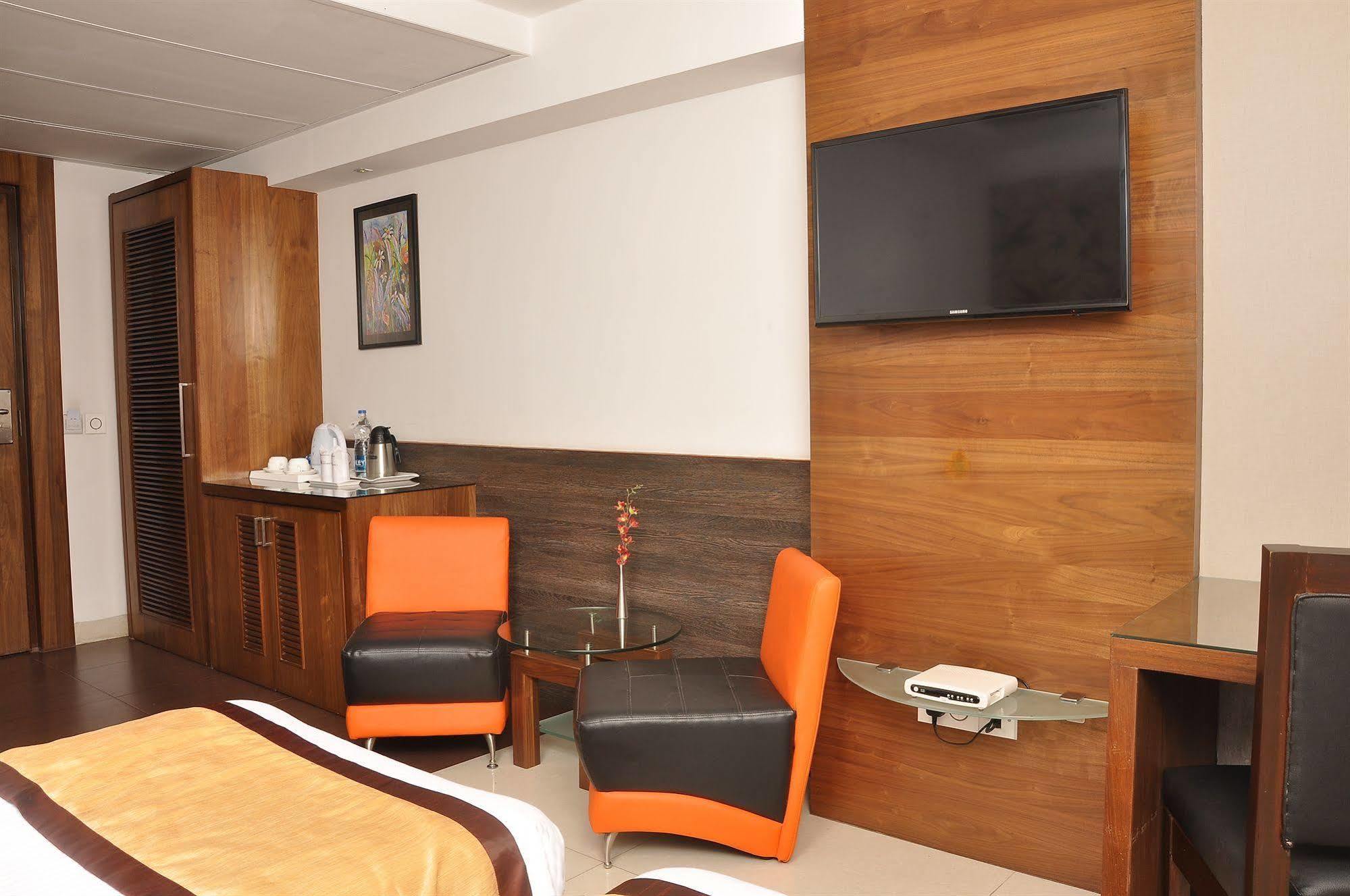 Hotel Niharika Kolkata Bagian luar foto