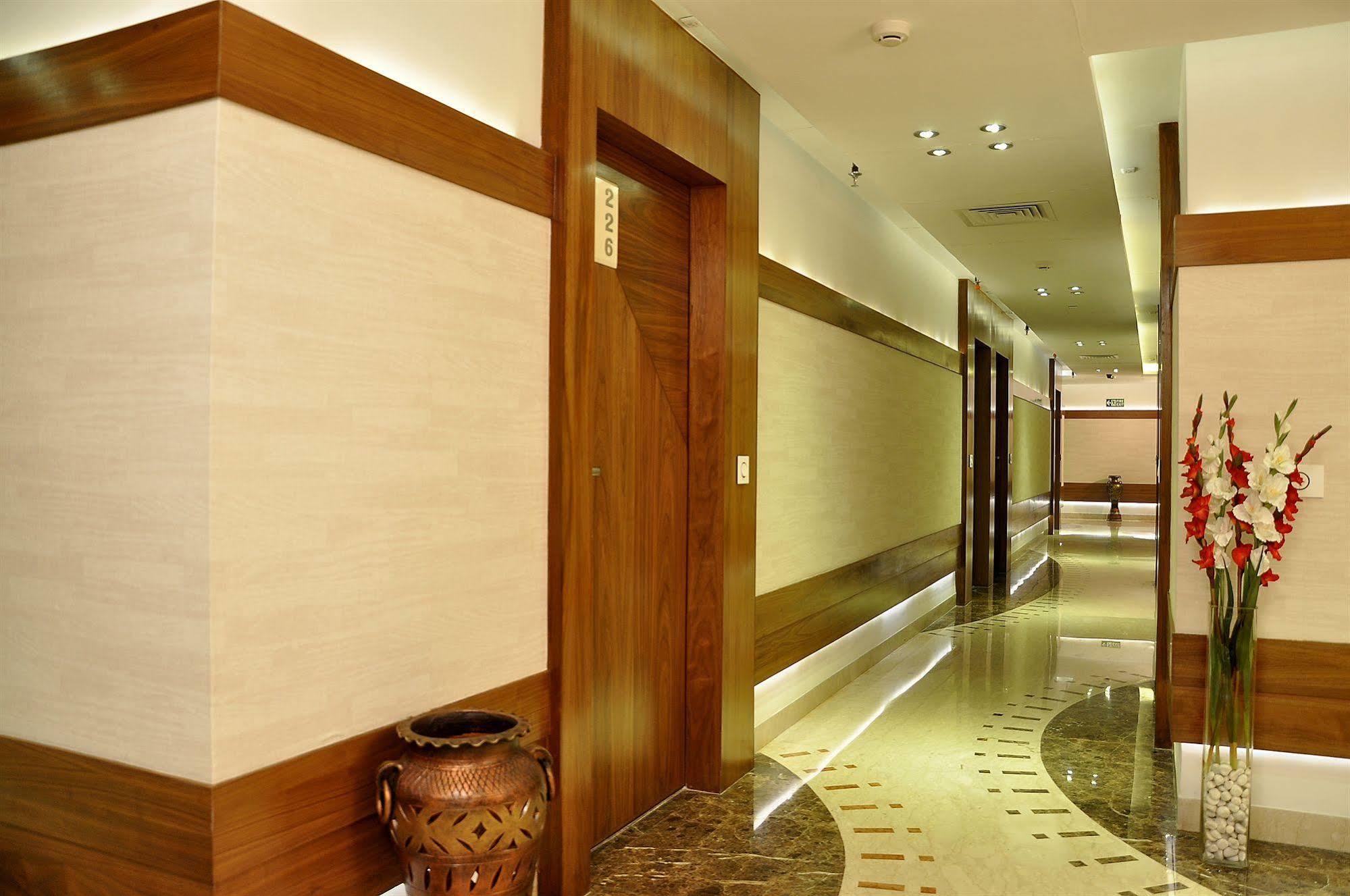 Hotel Niharika Kolkata Bagian luar foto