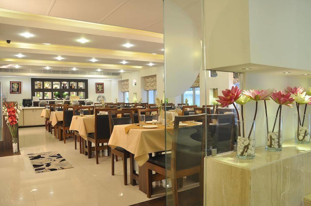 Hotel Niharika Kolkata Bagian luar foto