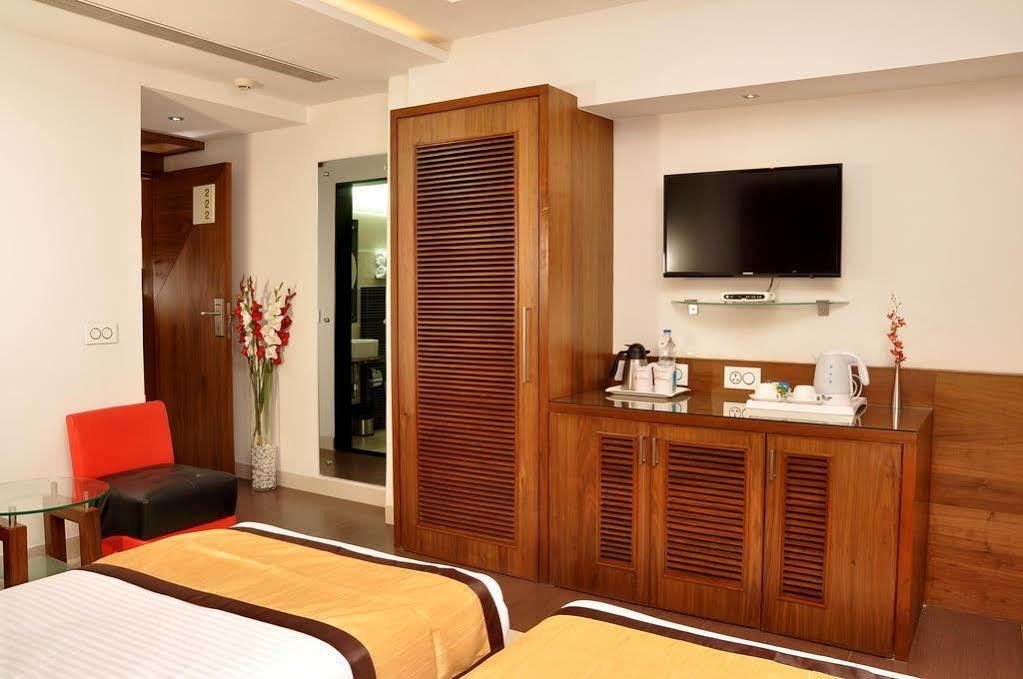 Hotel Niharika Kolkata Bagian luar foto